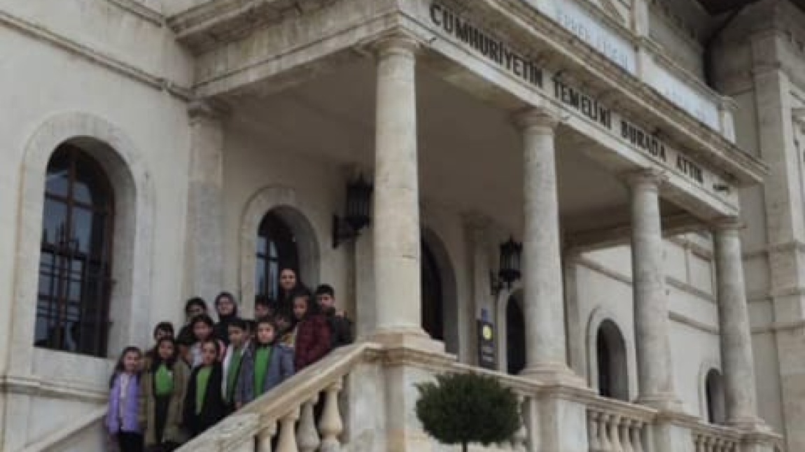 İlkokul öğrencilerimiz, Atatürk Kongre Müzesi gezisinin ardından Hacivat-Karagöz Oyunu gösterimine katıldılar.