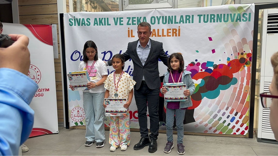 Türkiye Akıl ve Zeka Oyunları (TAZOF) İl turnuvasında dereceye giren öğrencilerimizi ve emeği geçen öğretmenlerimizi tebrik ederiz.